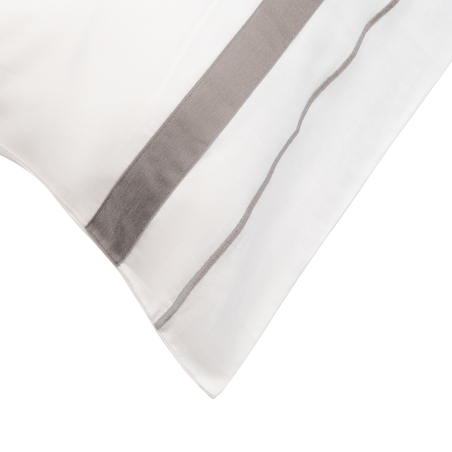 Изображение товара Набор из двух наволочек из сатина белого цвета с серым кантом из коллекции Essential, 70х70 см