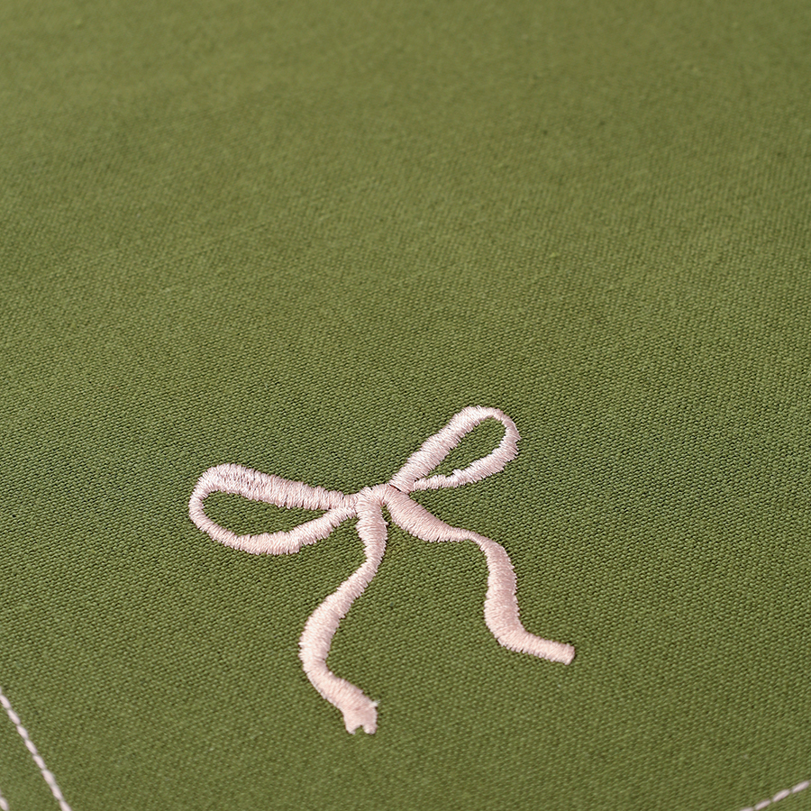 Изображение товара Дорожка на стол Fancy Bows оливкового цвета из коллекции Essential, 45x150 см