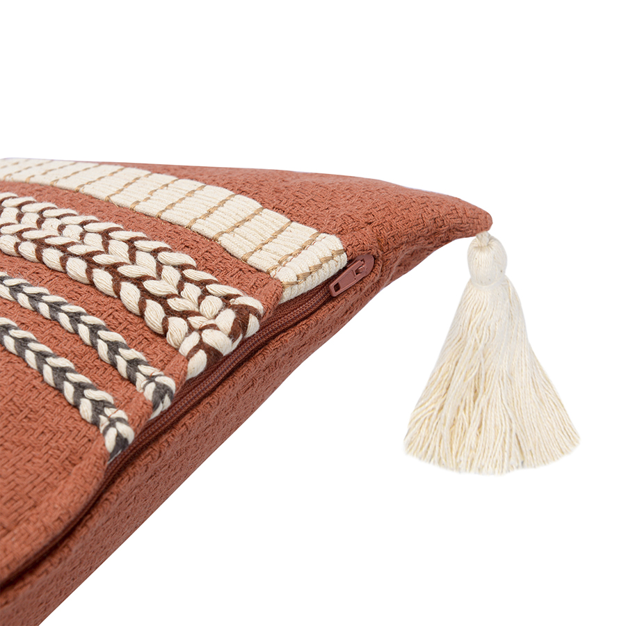 Изображение товара Подушка декоративная с вышивкой Braids из коллекции Ethnic, 30х45 см