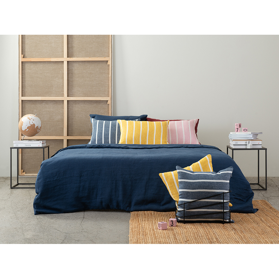 Изображение товара Чехол на подушку декоративный в полоску темно-синего цвета из коллекции Essential, 45х45 см