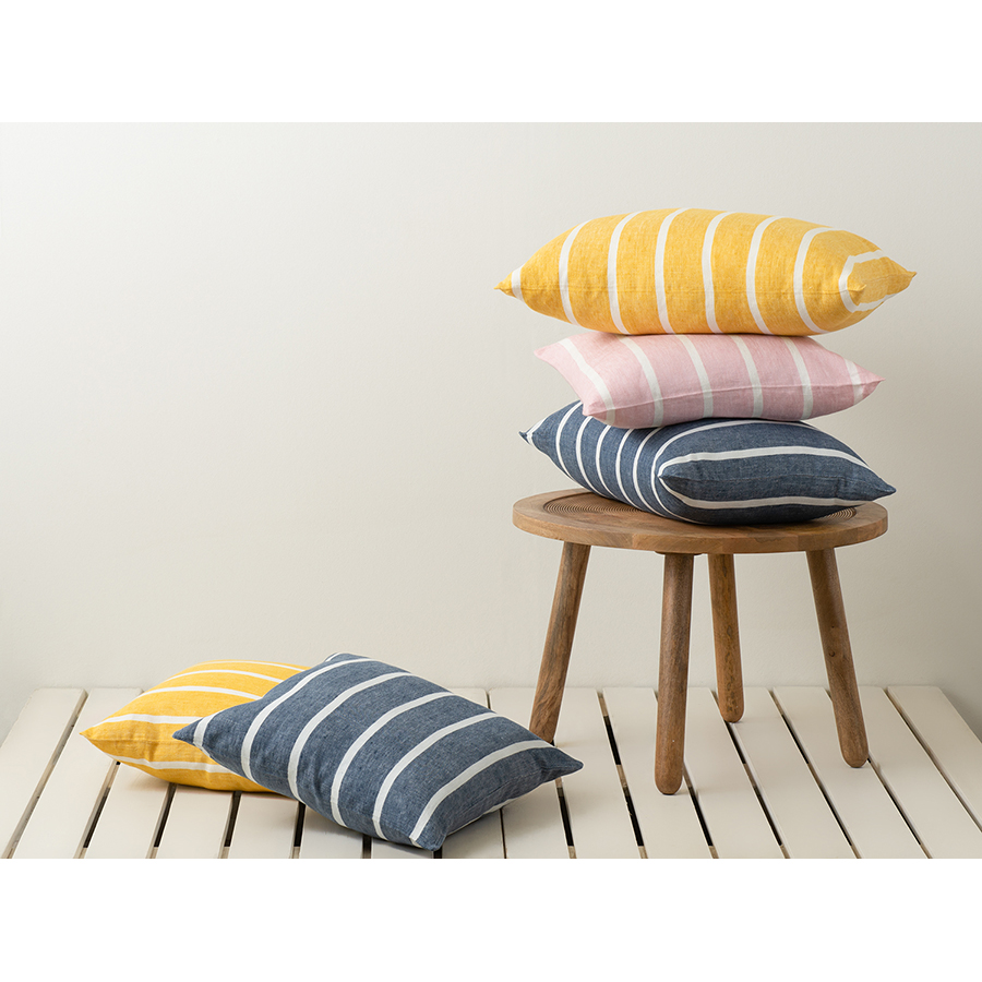 Изображение товара Чехол на подушку декоративный в полоску горчичного цвета из коллекции Essential, 40х60 см