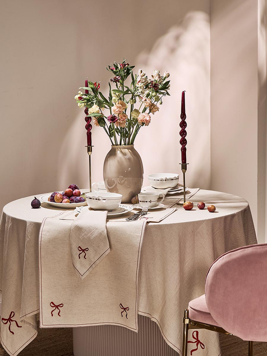 Изображение товара Салфетка под приборы Fancy Bows бежевого цвета из коллекции Essential, 35х45 см