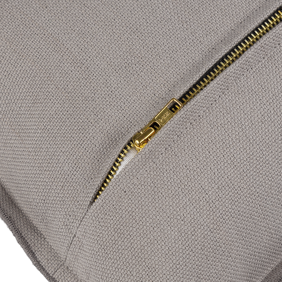 Изображение товара Чехол на подушку из фактурного хлопка серого цвета с контрастным кантом из коллекции Essential, 30х50 см