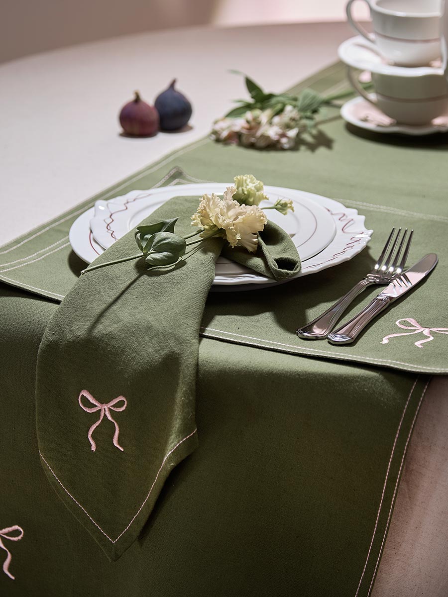 Изображение товара Дорожка на стол Fancy Bows оливкового цвета из коллекции Essential, 45x150 см