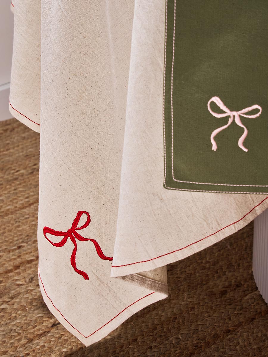 Изображение товара Дорожка на стол Fancy Bows оливкового цвета из коллекции Essential, 45x150 см