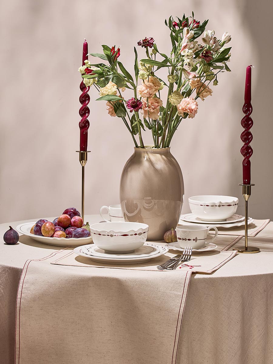 Изображение товара Салфетка под приборы Fancy Bows бежевого цвета из коллекции Essential, 35х45 см