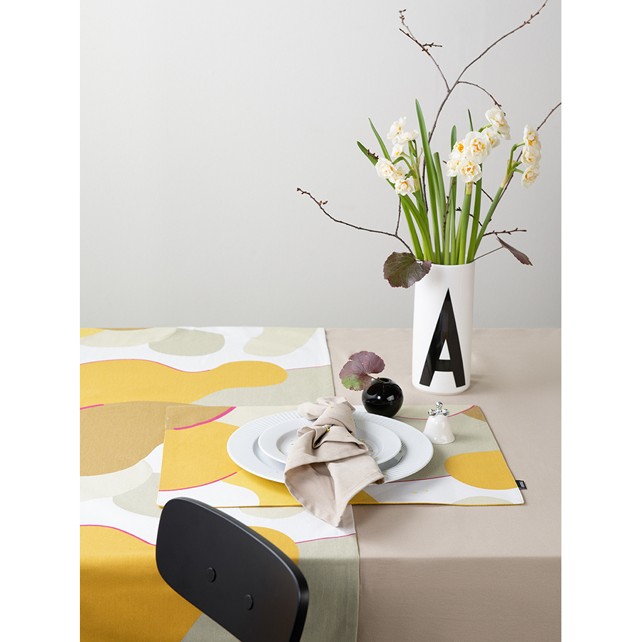Изображение товара Дорожка на стол из хлопка горчичного цвета с авторским принтом из коллекции Freak Fruit, 45х150 см