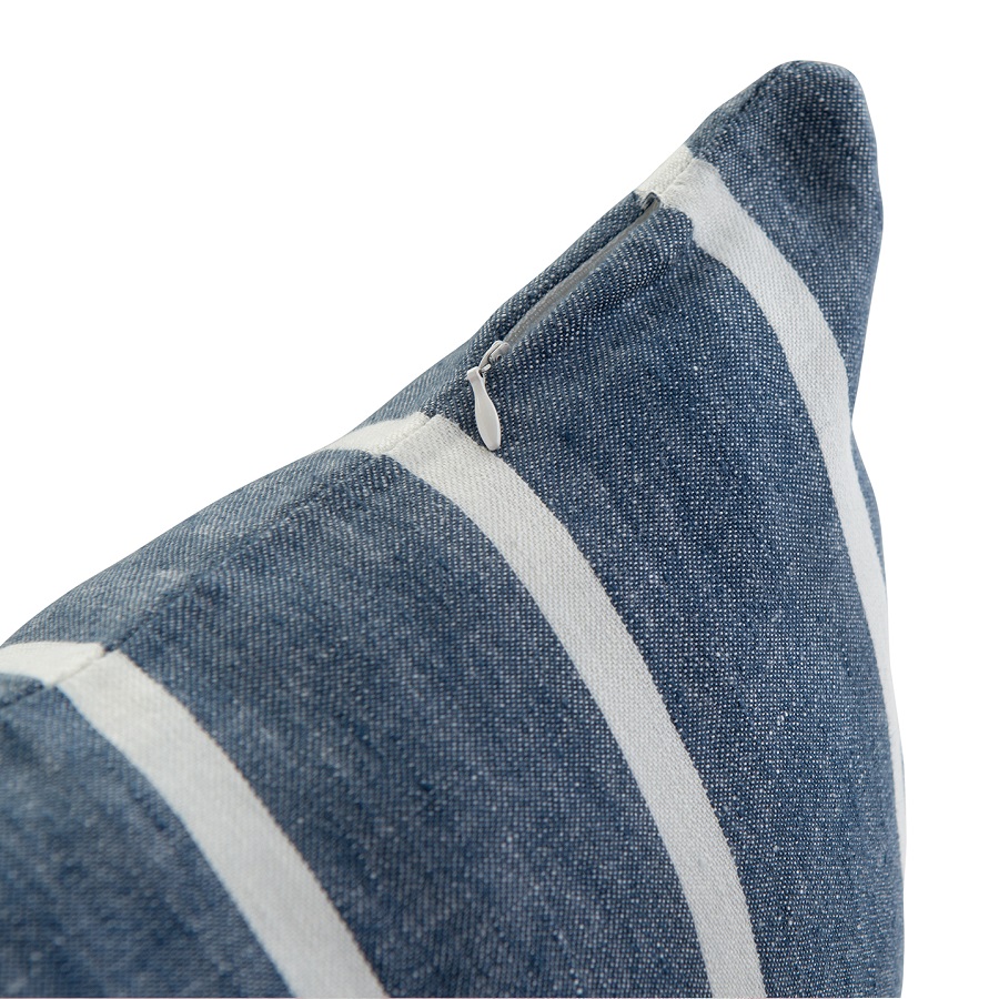 Изображение товара Чехол на подушку декоративный в полоску темно-синего цвета из коллекции Essential, 45х45 см