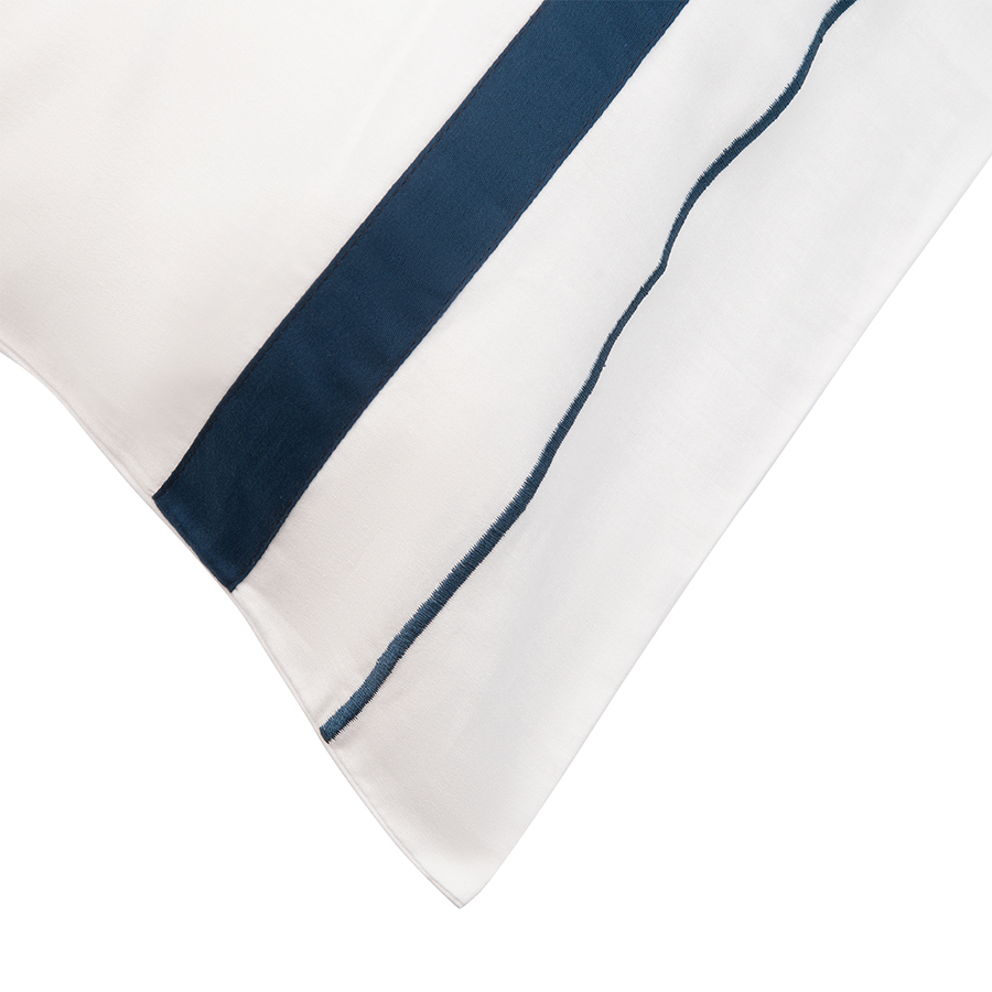 Изображение товара Набор из двух наволочек из сатина белого цвета с темно-синим кантом из коллекции Essential, 50х70 см