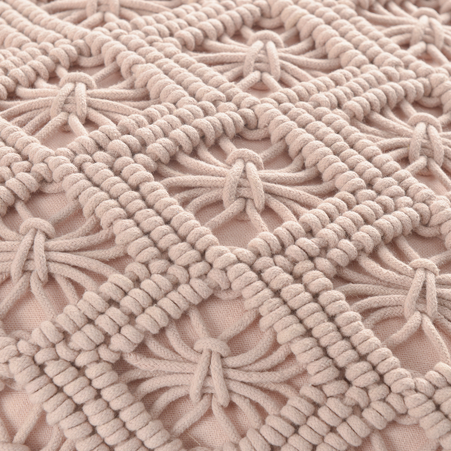 Изображение товара Чехол на подушку макраме с бахромой цвета пыльной розы из коллекции Ethnic, 45х45 см