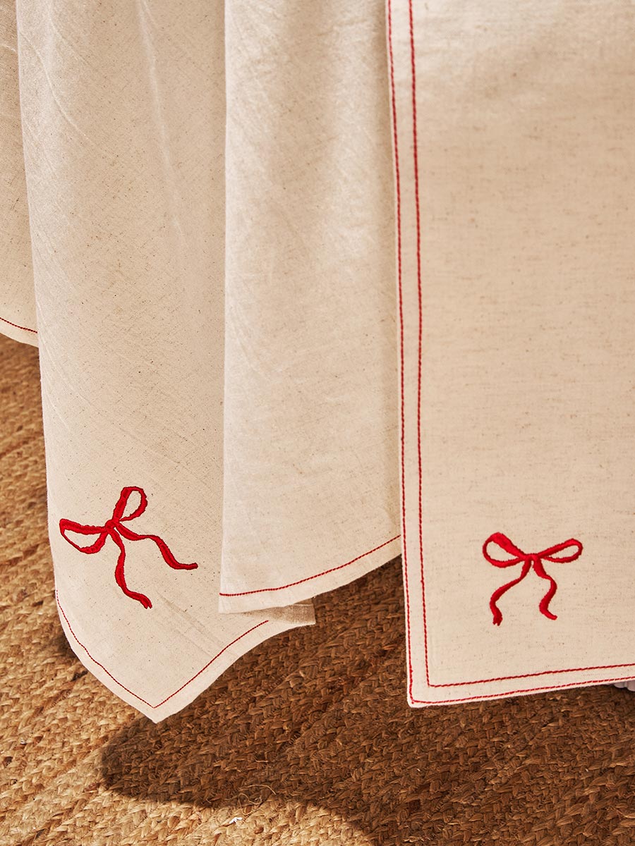 Изображение товара Скатерть Fancy Bows бежевого цвета из коллекции Essential, 180х240 см