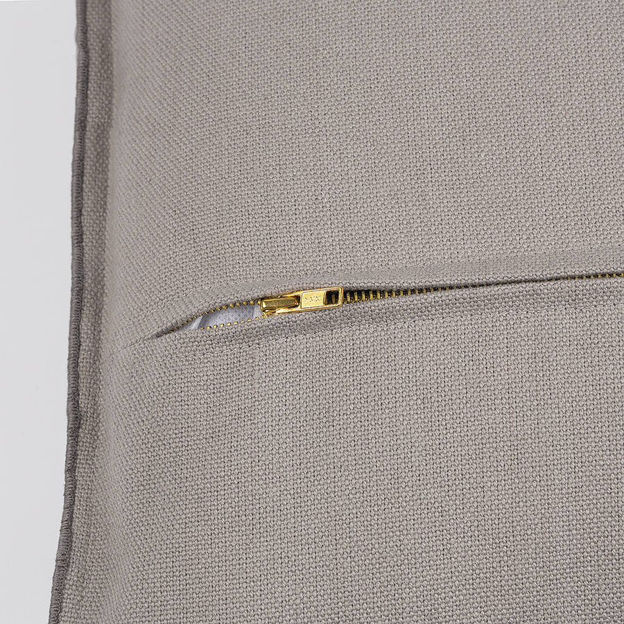 Изображение товара Чехол на подушку из фактурного хлопка серого цвета с контрастным кантом из коллекции Essential, 45х45 см
