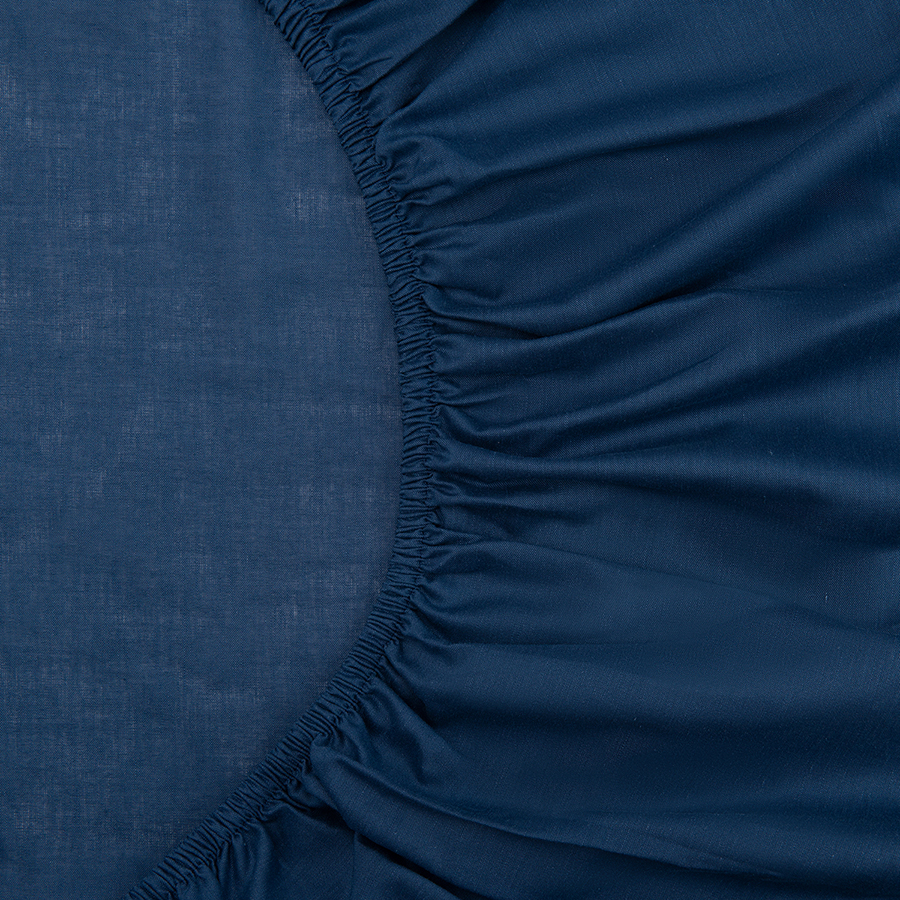 Изображение товара Простыня на резинке темно-синего цвета из коллекции Essential, 180х200х30 см