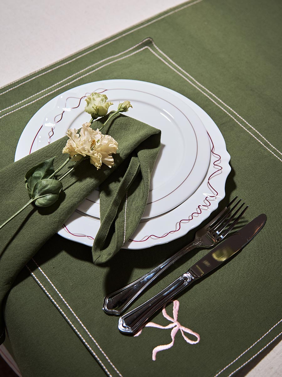 Изображение товара Салфетка сервировочная Fancy Bows оливкового цвета из коллекции Essential, 45х45 см