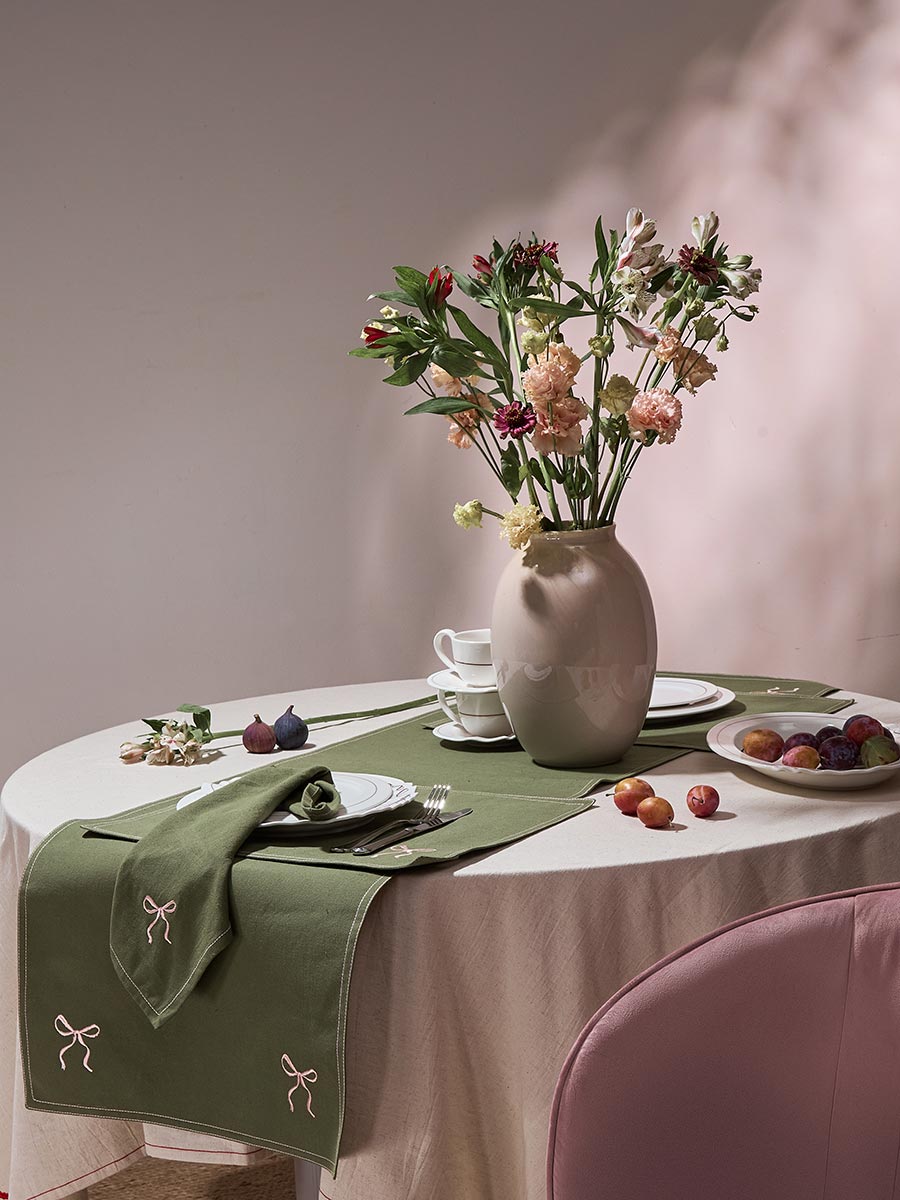 Изображение товара Дорожка на стол Fancy Bows оливкового цвета из коллекции Essential, 45x150 см