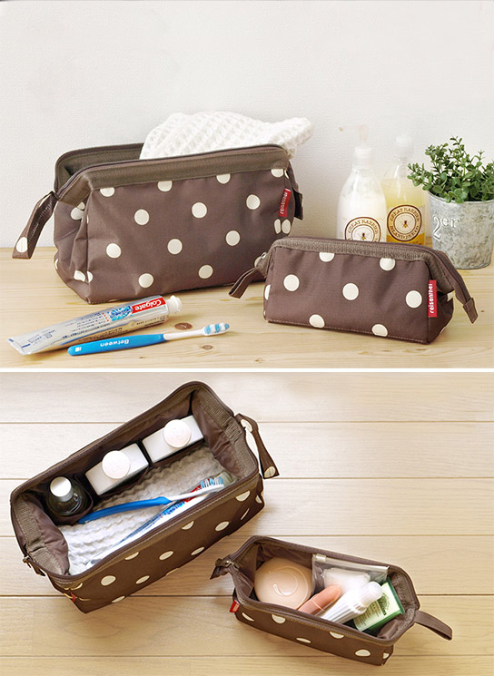 Вещи в женской сумке. Сумка с вещами. Собранные вещи в путешествие. Женская сумка внутри. Сумочка женская.