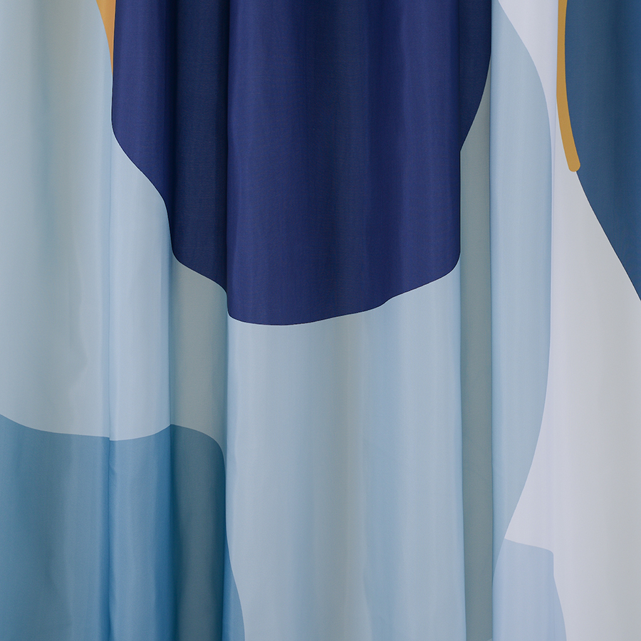 Изображение товара Штора для ванной синего цвета с авторским принтом из коллекции Freak Fruit, 180х200 см