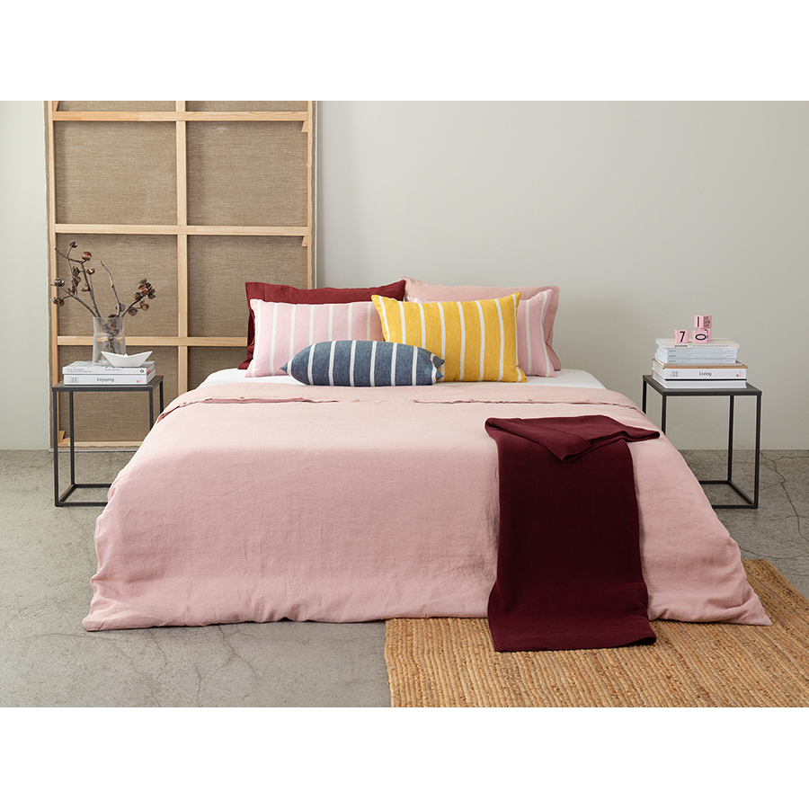 Изображение товара Чехол на подушку декоративный в полоску цвета пыльной розы из коллекции Essential, 40х60 см