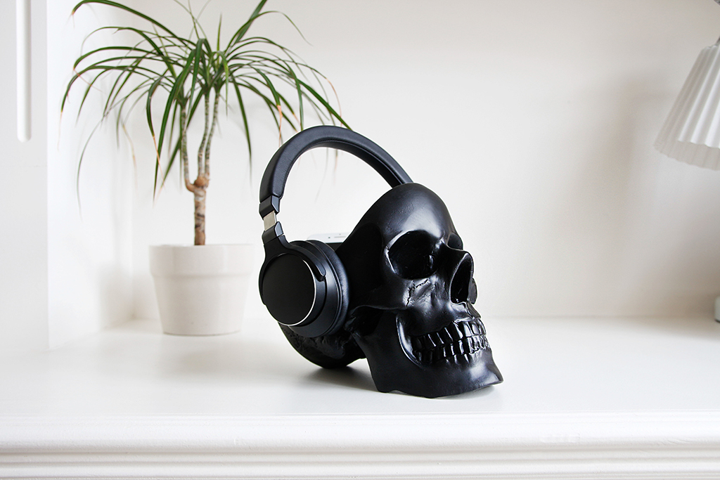 На фото: органайзер для мелочей Skull бренда Suck UK