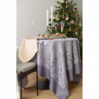 Изображение товара Скатерть из хлопка фиолетово-серого цвета с рисунком Щелкунчик, New Year Essential, 180х180см