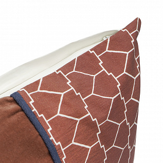 Изображение товара Чехол на подушку из хлопкового бархата с геометрическим принтом терракотового цвета из коллекции Ethnic, 45х45 см