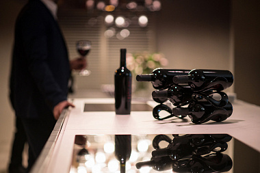 картинка Подставка для бутылок Cuvee, черная от магазина Одежда+