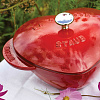 Изображение товара Кастрюля Staub «Сердце», 20 см, 1,75 л, вишневая