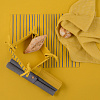 Изображение товара Салфетка двухсторонняя под приборы из хлопка горчичного цвета с принтом Полоски из коллекции Prairie, 35х45 см