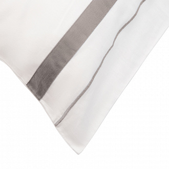 Изображение товара Набор из двух наволочек из сатина белого цвета с серым кантом из коллекции Essential, 50х70 см