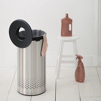 Изображение товара Бак для белья с пластиковой крышкой Brabantia, 35 л, стальной матовый