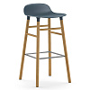 Изображение товара Стул барный Normann Copenhagen Form с ножками из дуба, 75 см, синий