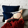 Изображение товара Подушка декоративная из хлопка фактурного плетения темно-синего цвета из коллекции Essential, 45х45