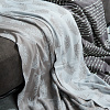 Изображение товара Плед вязаный с авторским принтом Fleshy Leaves серого цвета из коллекции Wild, 130х180 см