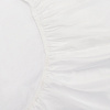 Изображение товара Простыня на резинке из сатина белого цвета из коллекции Essential, 160х200х30 см