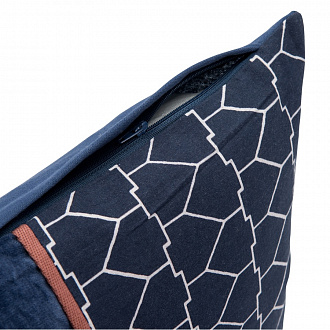 Изображение товара Чехол на подушку из хлопкового бархата с геометрическим принтом темно-синего цвета из коллекции Ethnic, 45х45 см