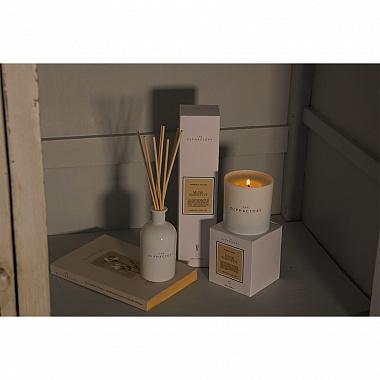 картинка Свеча ароматическая The Olphactory, White Insignia, Musk Silhouette, 60 ч от магазина Одежда+