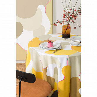 Изображение товара Скатерть из хлопка горчичного цвета с авторским принтом из коллекции Freak Fruit, 170х250 см