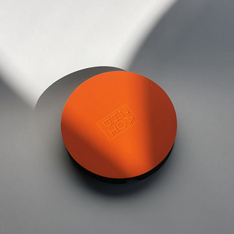 Изображение товара Подставка с беспроводной зарядкой для телефона Shaiba charge, Ø12 см, ясень черный матовый/оранжевая