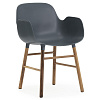 Изображение товара Кресло Normann Copenhagen Normann Copenhagen Form с ножками из ореха, 78х56.1х52 см, синее