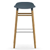 Изображение товара Стул барный Normann Copenhagen Form с ножками из дуба, 75 см, синий