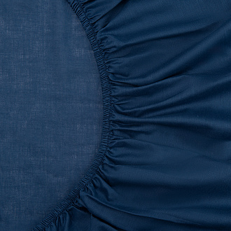 Изображение товара Простыня на резинке темно-синего цвета из коллекции Essential, 160х200х30 см