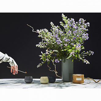 Изображение товара Свеча ароматическая Green tea & Pear blossom из коллекции Edge, серый, 30 ч