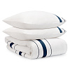 Изображение товара Комплект постельного белья из сатина белого цвета с темно-синим кантом из коллекции Essential, 200х220 см