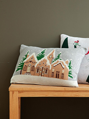Подушка вязаная с новогодним рисунком Christmas Village из коллекции New Year Essential, 40x60 см, анонс элемента