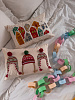 Изображение товара Чехол на подушку Snowy Village из коллекции New Year Essential, 30х45 см