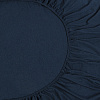 Изображение товара Простыня на резинке из хлопкового трикотажа темно-синего цвета из коллекции Essential, 160х200х30 см