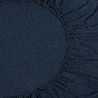 Изображение товара Простыня на резинке из хлопкового трикотажа темно-синего цвета из коллекции Essential