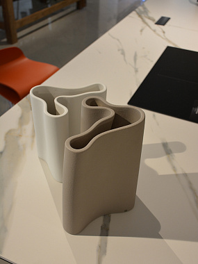 картинка Ваза Waves, 25 см, бежевая от магазина Одежда+