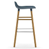 Изображение товара Стул барный Normann Copenhagen Form с ножками из дуба, 75 см, синий