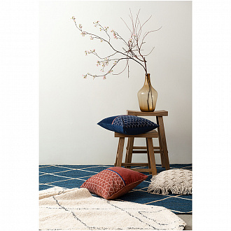 Изображение товара Чехол на подушку из хлопкового бархата с геометрическим принтом терракотового цвета из коллекции Ethnic, 45х45 см